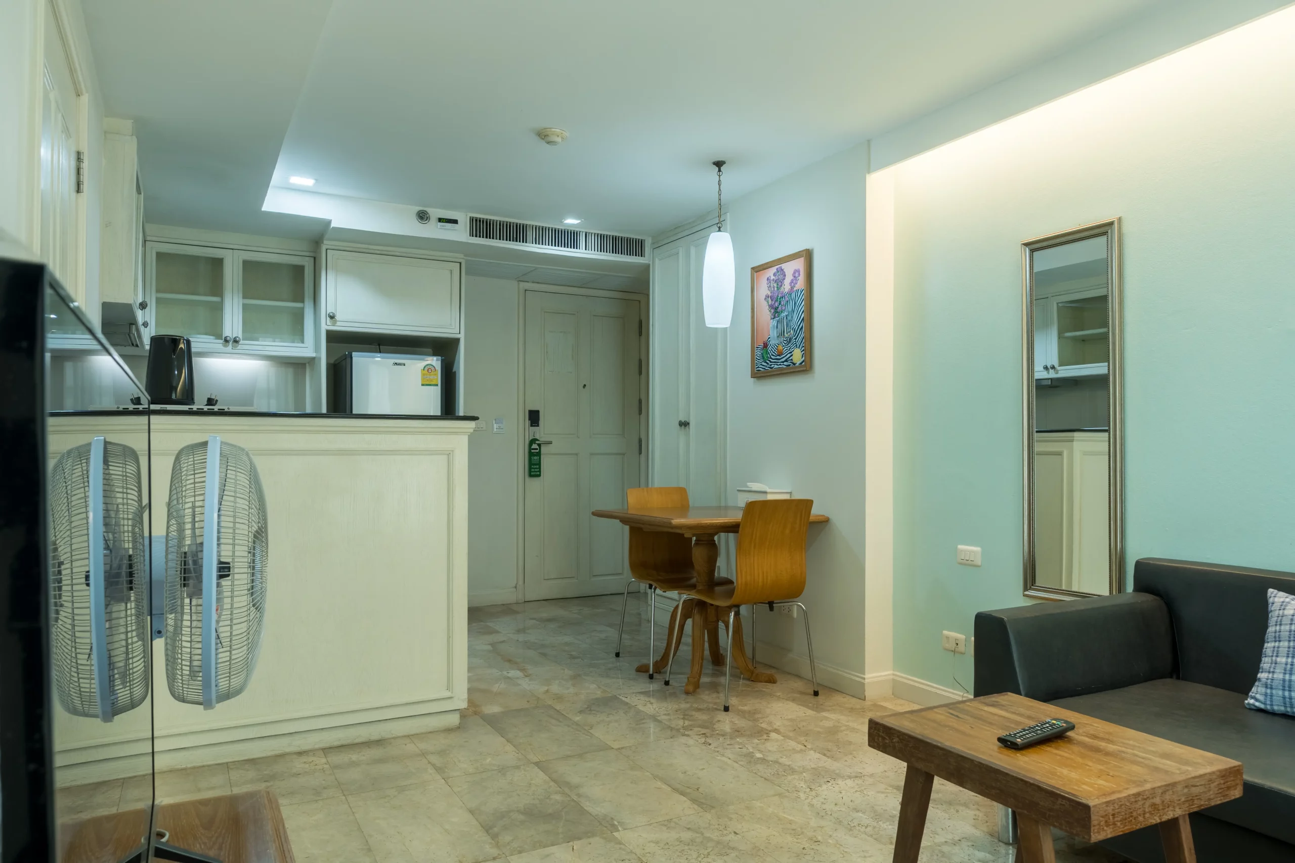 One bedroom one bathroom service apartment in Silom, Bangkok-013